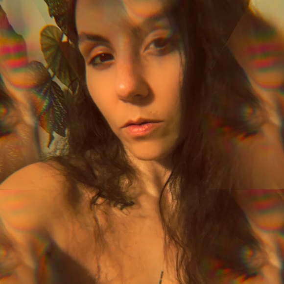 Meet your Posher, Rae - Picture 2 of 6